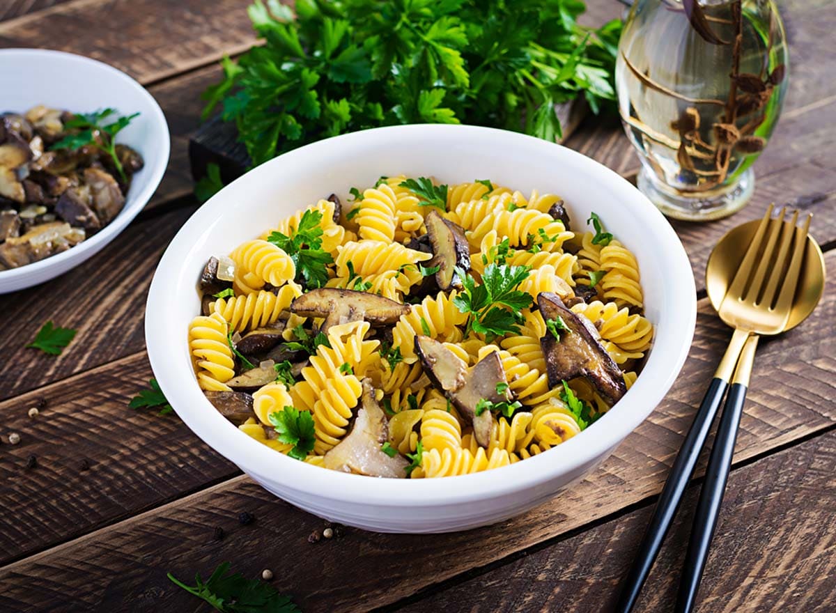 macarrao-cogumelos